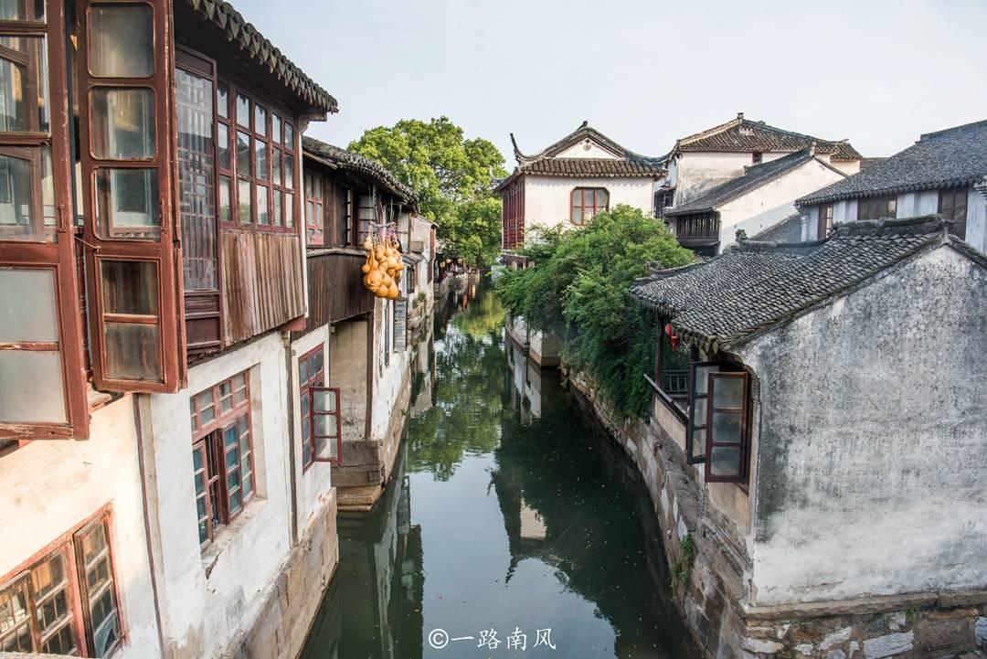汪峰女儿小苹果久违晒动态,与闺蜜热舞养眼至极,和早年判若两人